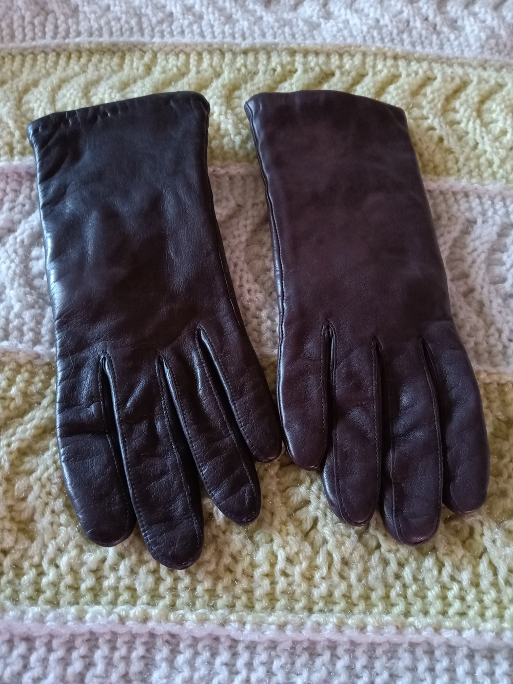 Seven Pairs Of Vintage Leather And Suede Women's Gloves Various Sizes